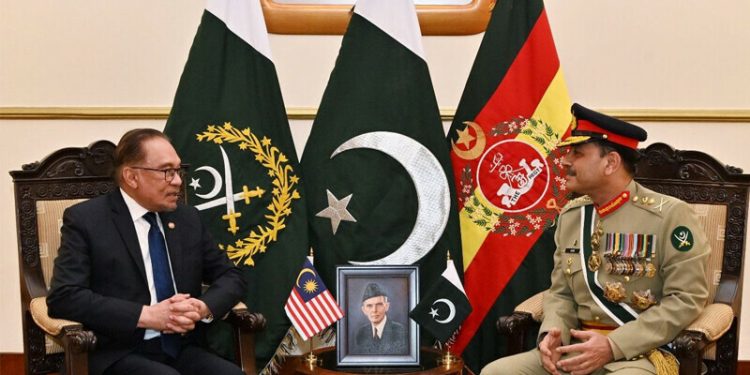 آرمی چیف سے ملائیشین وزیر اعظم کی ملاقات، دو طرفہ اسٹریٹجک مفادات پر تبادلہ  خیال