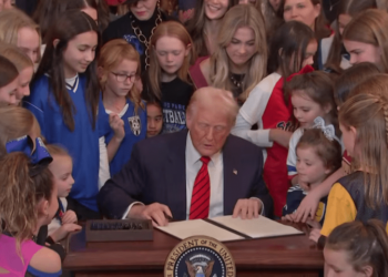 ٹرمپ کے خواتین کے کھیلوں اور ٹیموں سے ٹرانس جینڈر کو خارج کرنے کے ایگزیکٹو آرڈر پر دستخط