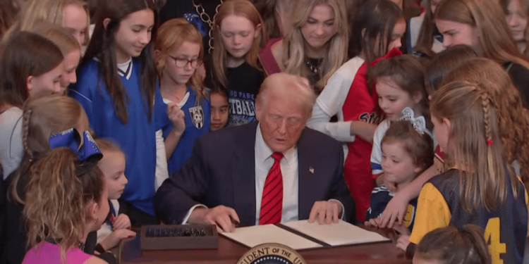 ٹرمپ کے خواتین کے کھیلوں اور ٹیموں سے ٹرانس جینڈر کو خارج کرنے کے ایگزیکٹو آرڈر پر دستخط