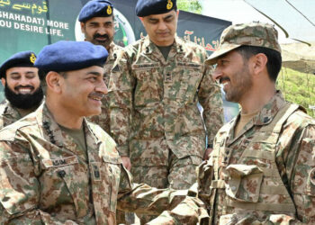 فیلڈ مارشل سید عاصم منیر کا لائن آف کنٹرول پر اگلے مورچوں کا دورہ، فرنٹ لائن پر تعینات جوانوں کے ساتھ عیدالاضحیٰ منائی