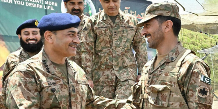 فیلڈ مارشل سید عاصم منیر کا لائن آف کنٹرول پر اگلے مورچوں کا دورہ، فرنٹ لائن پر تعینات جوانوں کے ساتھ عیدالاضحیٰ منائی