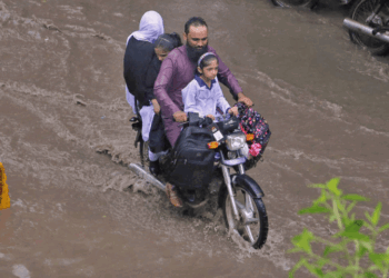 کراچی میں تعلیمی ادارے دوسرے روز بھی بند، آج بھی بارش متوقع