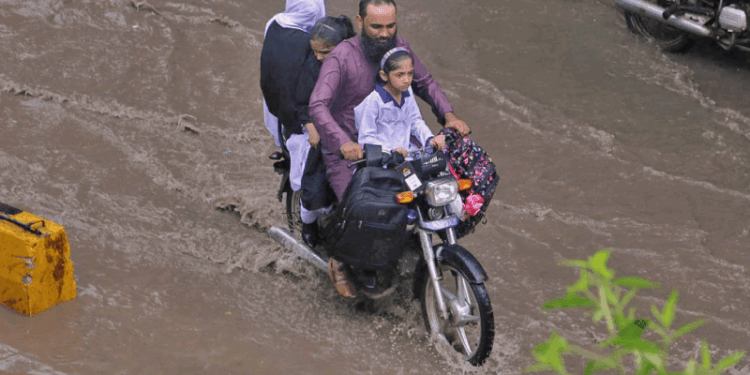کراچی میں تعلیمی ادارے دوسرے روز بھی بند، آج بھی بارش متوقع