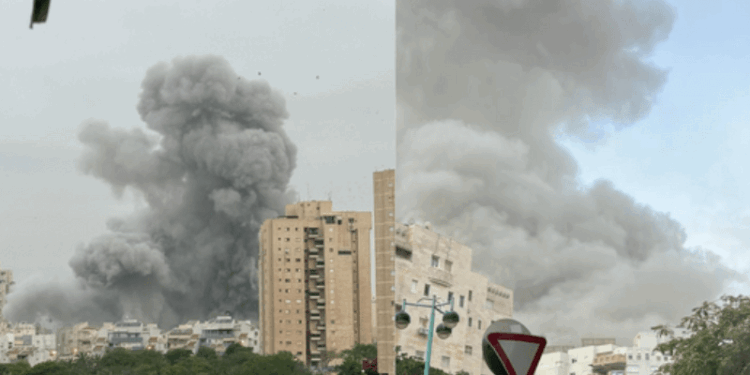 ٹرمپ کے سیز فائر اعلان کے بعد ایران کا اسرائیل پر میزائل حملہ، 3 ہلاک