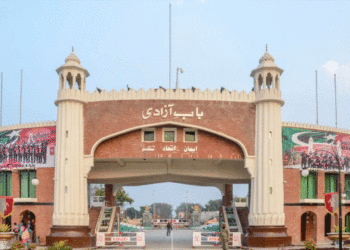 بھارت سے پاکستانی سفارت کار اور عملے کا ایک گروپ کچھ دیر بعد وطن واپس پہنچے گا