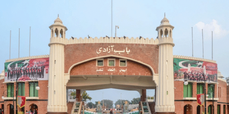 بھارت سے پاکستانی سفارت کار اور عملے کا ایک گروپ کچھ دیر بعد وطن واپس پہنچے گا