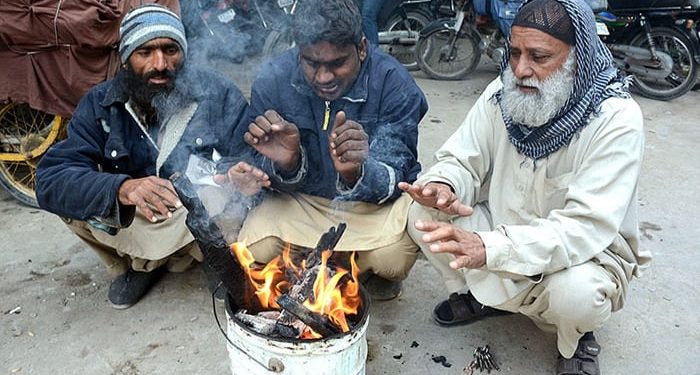ملک بھر میں برفباری سے سردی کی شدت میں اضافہ، کراچی میں پارہ 10 ڈگری تک پہنچ گیا
