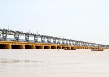 حیدرآباد: سیلاب کا خدشہ، دریائے سندھ کے حفاظتی بند کے قریب رہائشیوں کو ہٹانے کیلئے اعلانات