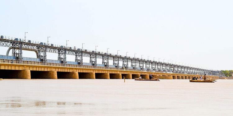 حیدرآباد: سیلاب کا خدشہ، دریائے سندھ کے حفاظتی بند کے قریب رہائشیوں کو ہٹانے کیلئے اعلانات