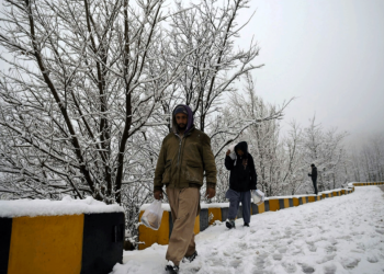 ملک میں بارش اور برفباری نے ٹھنڈ مزید بڑھادی، کراچی میں سرد ہواؤں کا راج