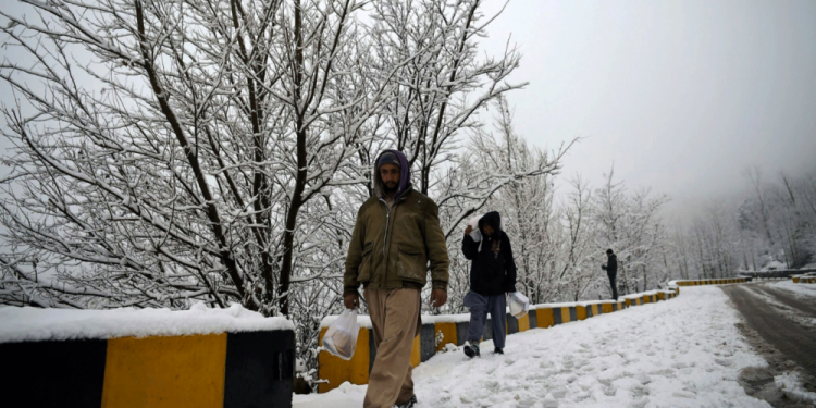 ملک میں بارش اور برفباری نے ٹھنڈ مزید بڑھادی، کراچی میں سرد ہواؤں کا راج