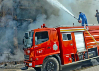 کراچی؛ کورنگی کراسنگ میں لگی آگ تاحال بے قابو، فائر بریگیڈ کی 7 گاڑیاں آگ بجھانے میں مصروف