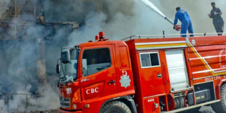 کراچی؛ کورنگی کراسنگ میں لگی آگ تاحال بے قابو، فائر بریگیڈ کی 7 گاڑیاں آگ بجھانے میں مصروف