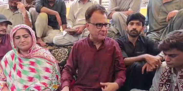حیدرآباد: قومی عوامی تحریک کے سربراہ ایاز لطیف پلیجو میرٹ کے قتل کے خلاف سندھ پبلک سروس کمیشن کے دفتر کے سامنے اسٹوڈنٹس ایکشن کمیٹی کے احتجاجی کیمپ پر پہنچے اور ان سے یکجہتی کا اظہار کیا۔