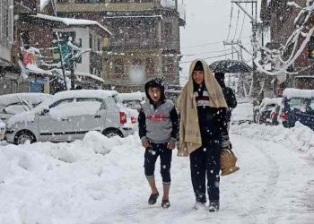 ملک کے مختلف شہروں میں سردی برقرار، برفباری سے موسم مزید سرد، پارہ منفی 11 تک گرگیا