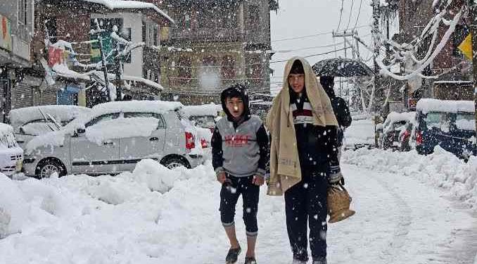 ملک کے مختلف شہروں میں سردی برقرار، برفباری سے موسم مزید سرد، پارہ منفی 11 تک گرگیا