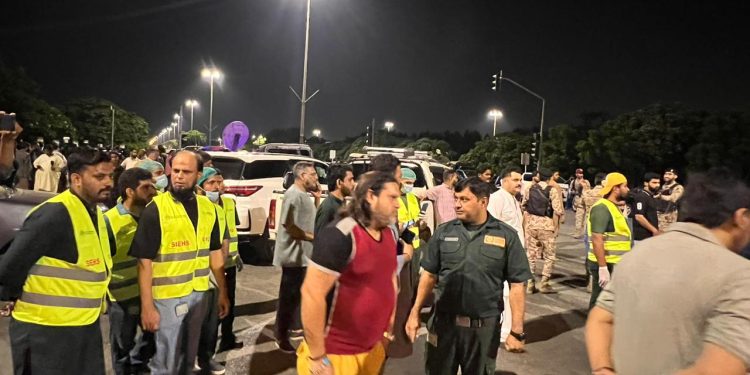 کراچی ایئرپورٹ کے قریب آئی ای ڈی دھماکا، 3 غیرملکی ہلاک، 17 افراد زخمی