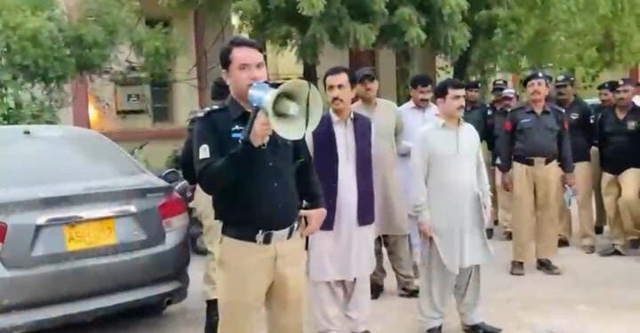 دادو: پولیس ڈیوٹی میں غفلت برداشت نہیں کی جائے گی، اہلکار الرٹ اور تیار رہیں۔ ایس ایس پی دادو