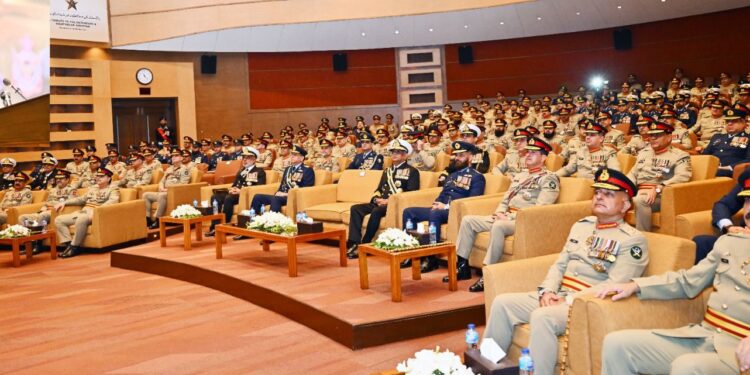 چیف آف دی آرمی سٹاف  و چیف آف ڈیفنس فورسز کا تینوں مسلح افواج  کے افسران سے خطاب