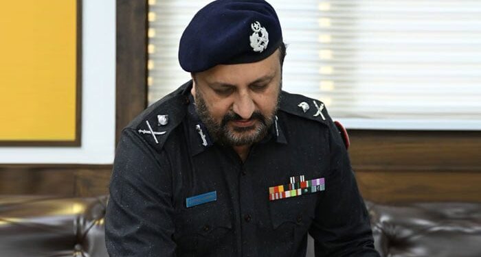 پولیس جوائن کی، جاوید اختر اوڈھو کی پہلی پوسٹنگ ڈویژنل پولیس افیسر لاڑکانہ تعینات تھی وہ  ڈی پی او گھوٹکی، بدین، دادو، جامشورو بھی تعینات رہے