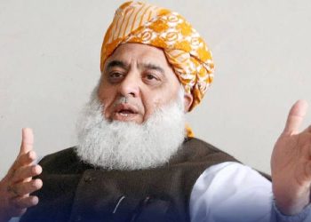 جے یو آئی کے سربراہ مولانا فضل الرحمان لندن پہنچ گئے
